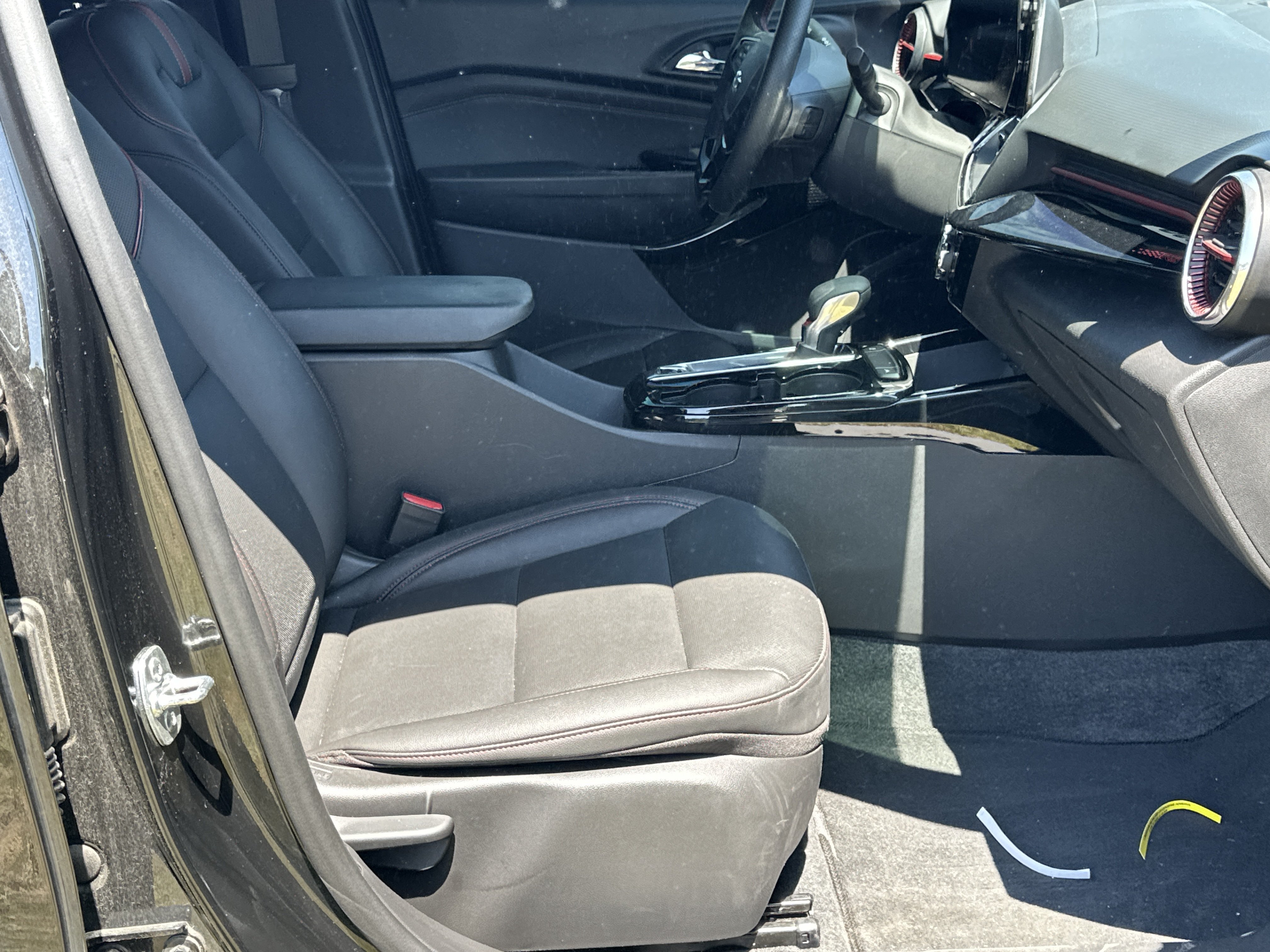 Used 2025 Chevrolet Trax RS FWD image 13