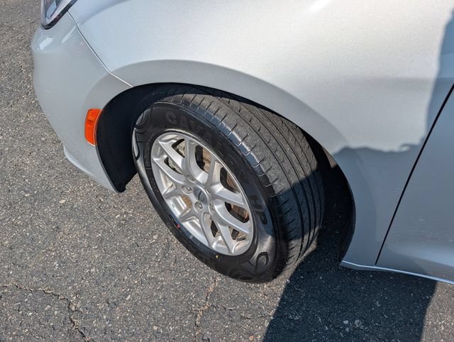 Used 2024 Chrysler Pacifica Touring-L FWD image 3