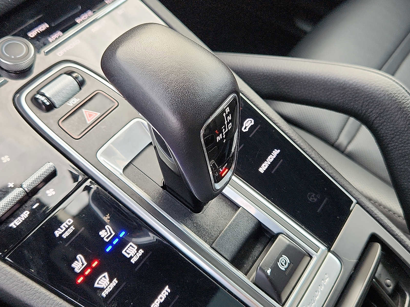 Used 2022 Porsche Cayenne Platinum Edition image 14