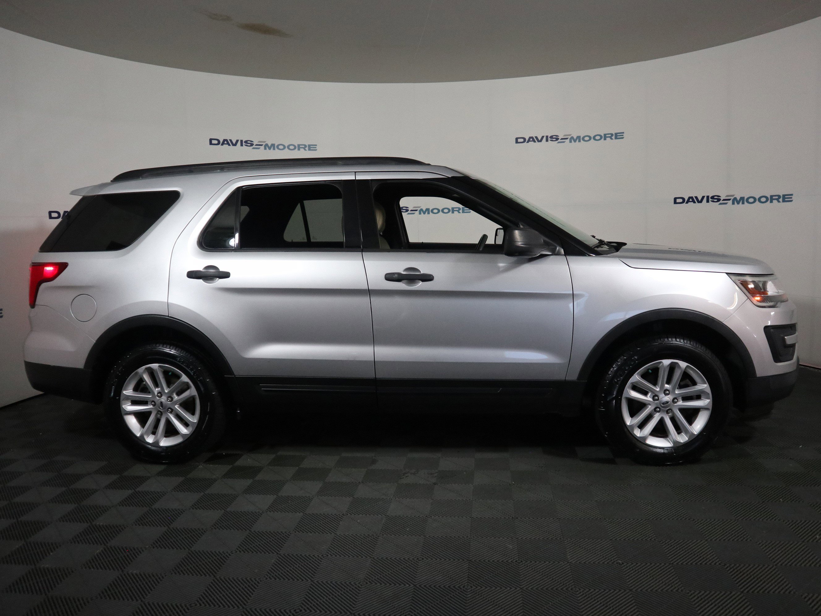 Used 2017 Ford Explorer FWD image 4