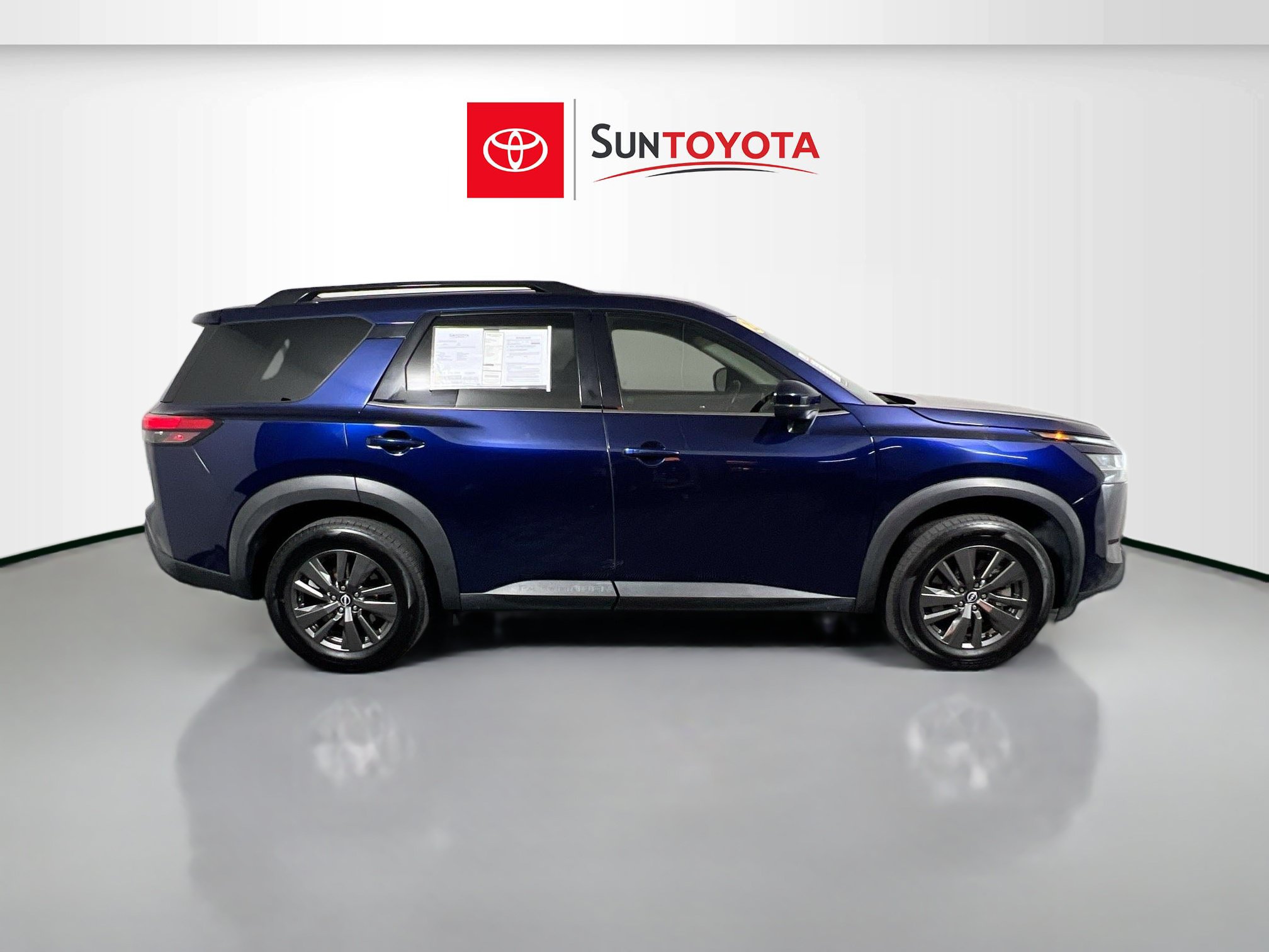 Used 2022 Nissan Pathfinder SV FWD image 2