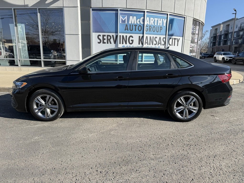 Used 2024 Volkswagen Jetta SE image 2