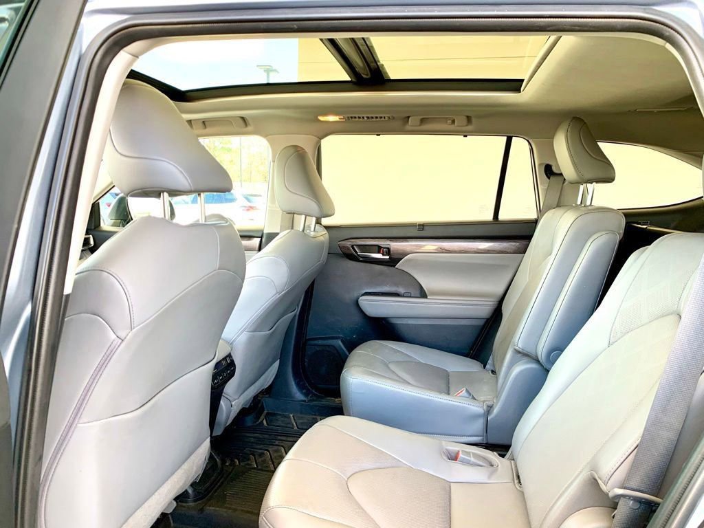 Used 2022 Toyota Highlander Platinum image 16