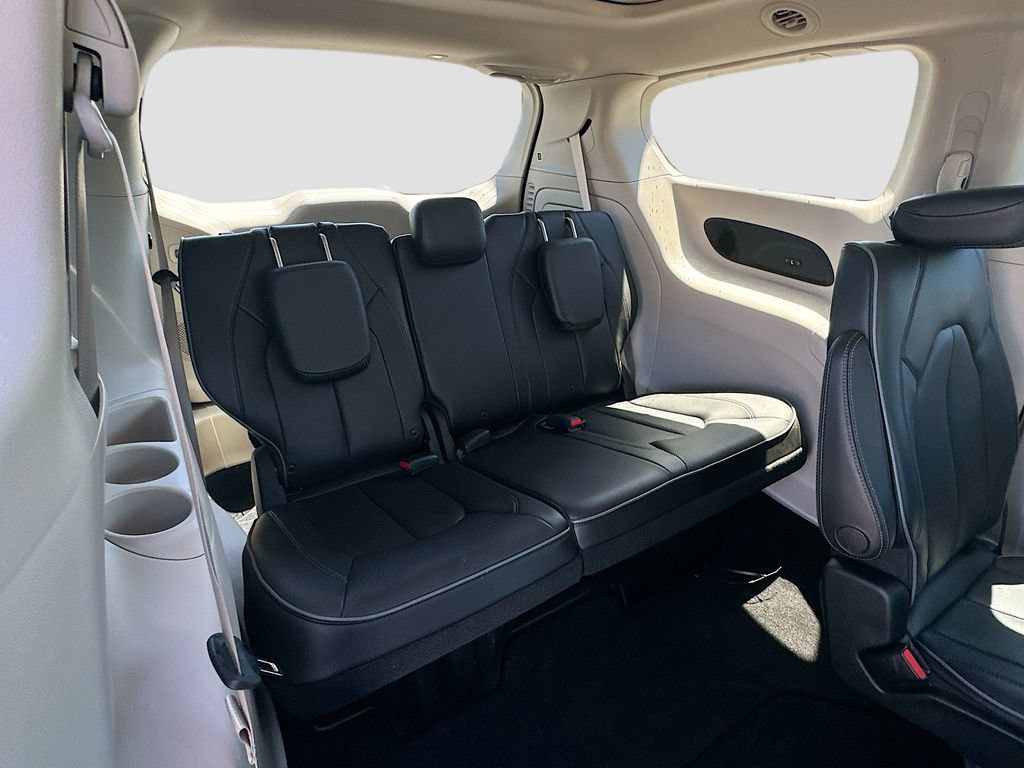 Used 2017 Chrysler Pacifica Limited w/ UConnect Theater Package FWD image 27