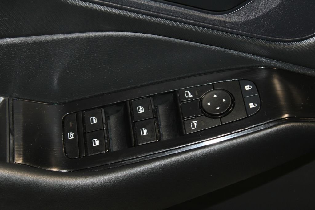 Used 2025 Nissan Rogue S AWD/4WD image 9