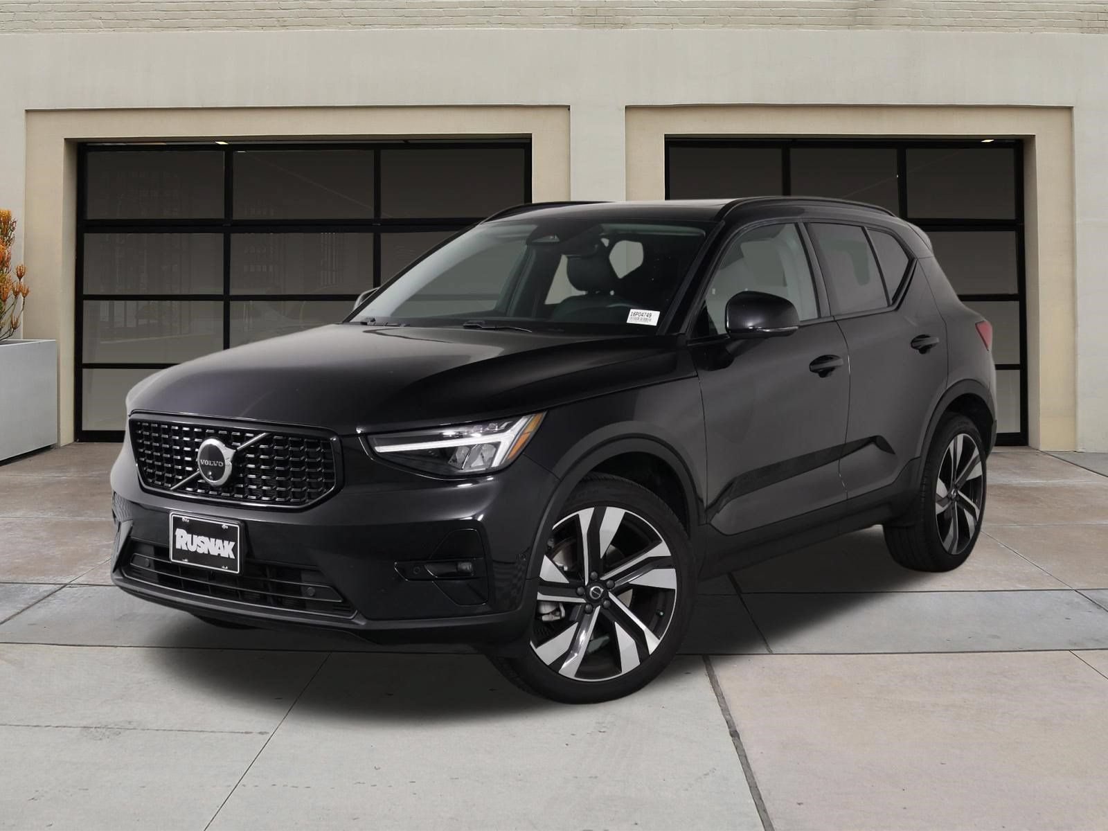 Certified 2025 Volvo XC40 B5 Plus AWD/4WD image 3