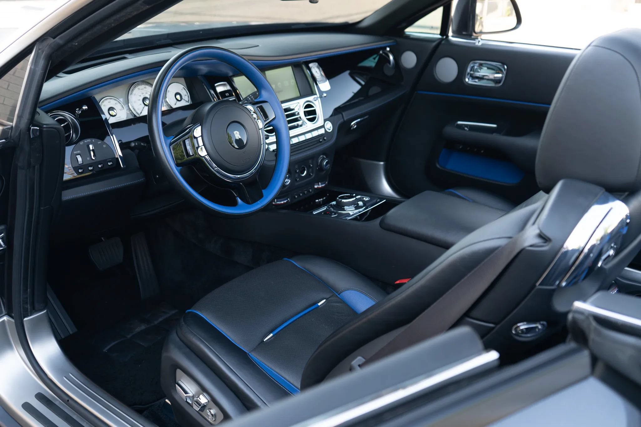 Used 2017 Rolls-Royce Dawn RWD image 18