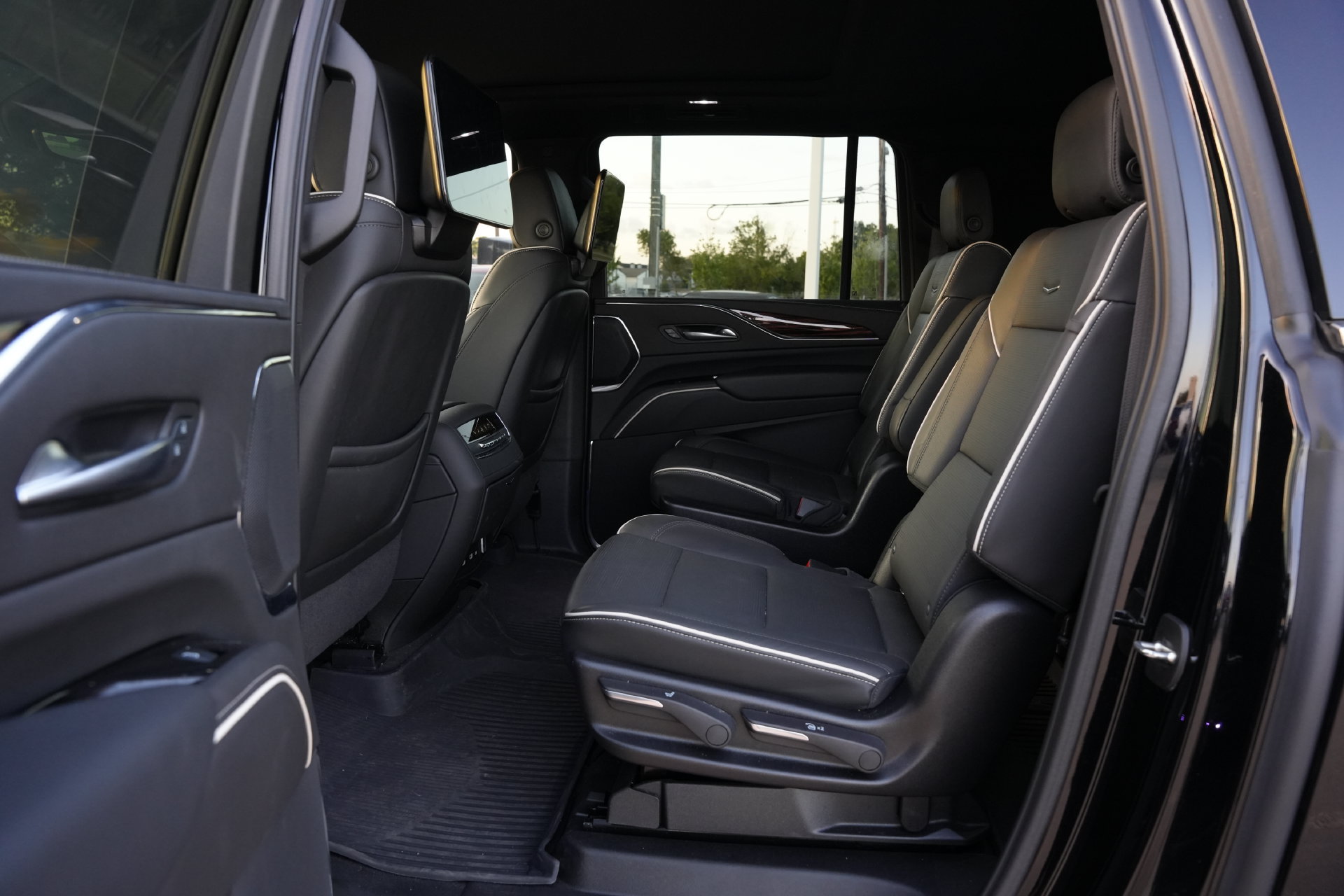 Certified 2024 Cadillac Escalade ESV Premium Luxury w/ Performance Package AWD/4WD image 19