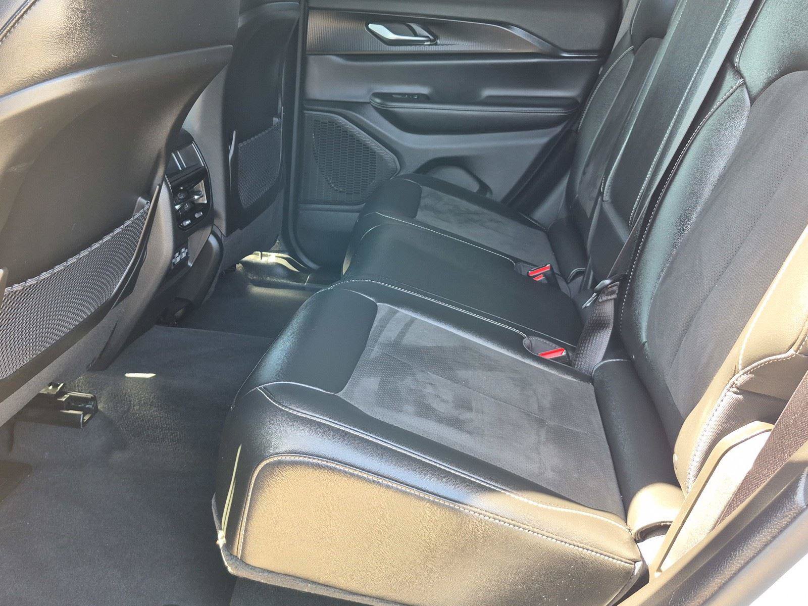 Certified 2024 Jeep Grand Cherokee Altitude AWD/4WD image 17