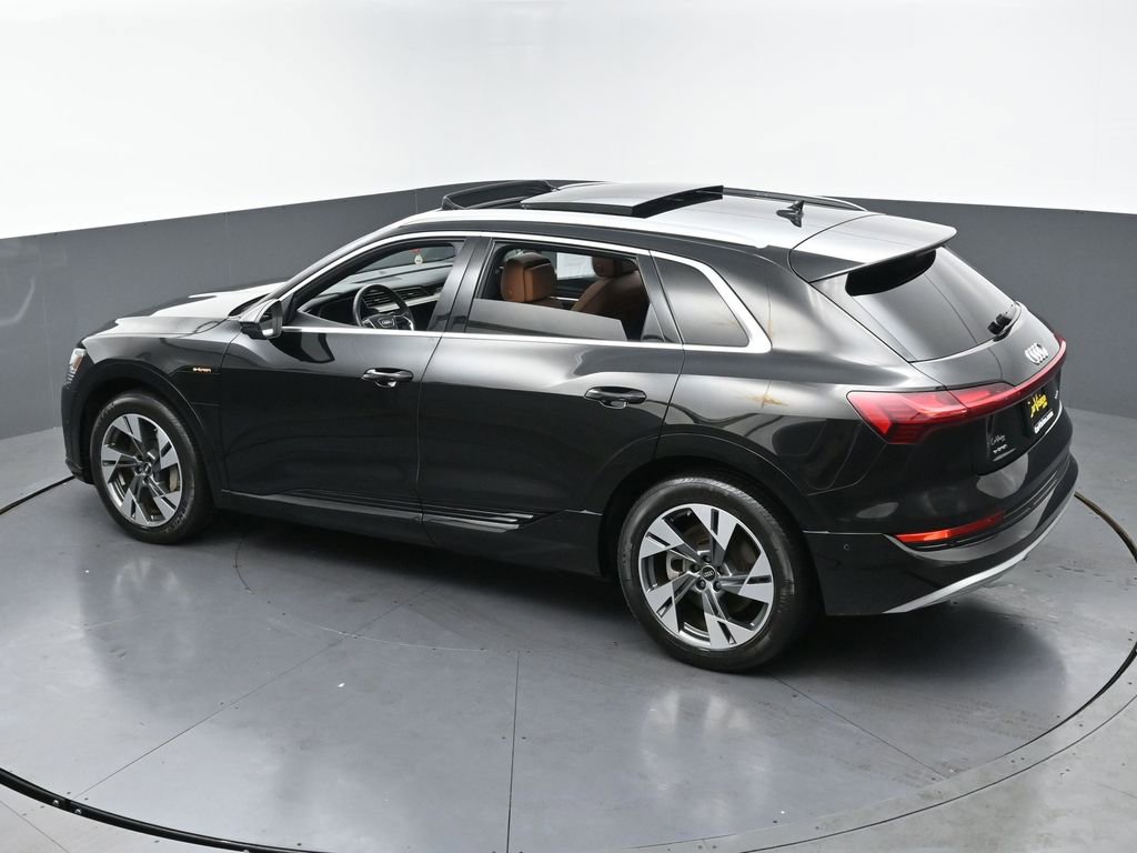 Used 2022 Audi e-tron Premium Plus w/ Premium Plus Package image 43
