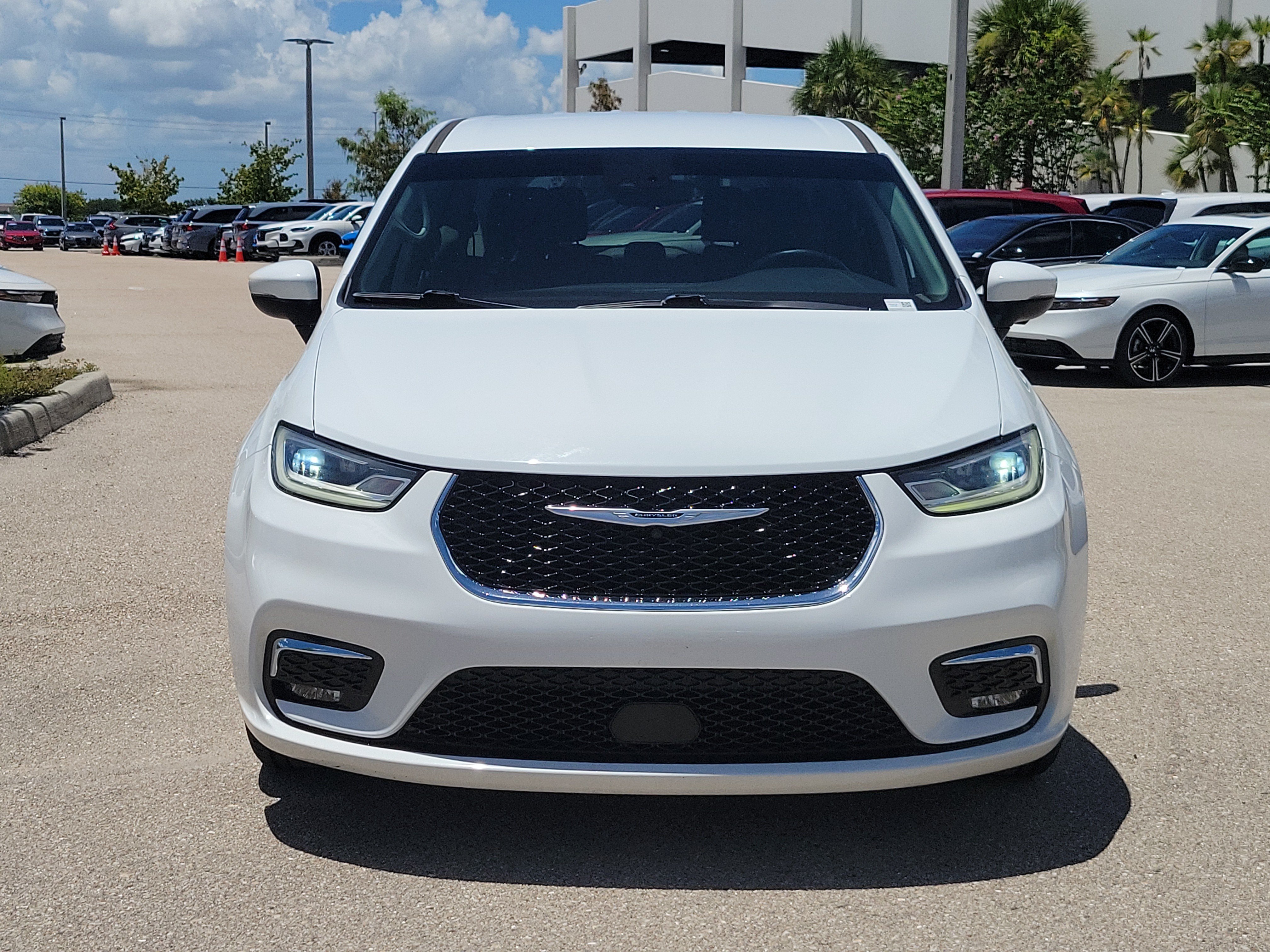 Used 2023 Chrysler Pacifica Touring-L FWD image 2