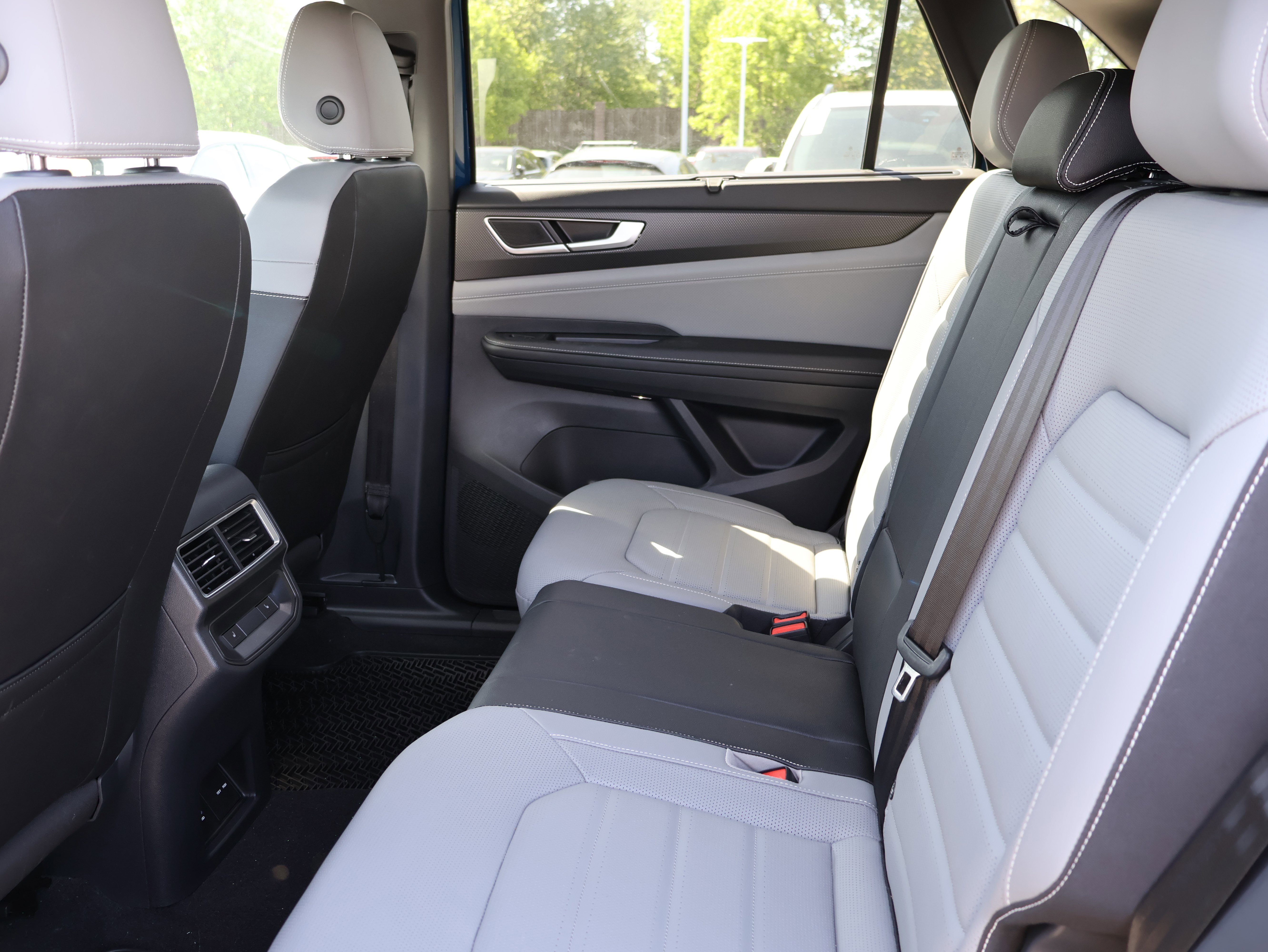 Used 2025 Volkswagen Atlas Cross Sport SEL R-Line AWD/4WD image 26