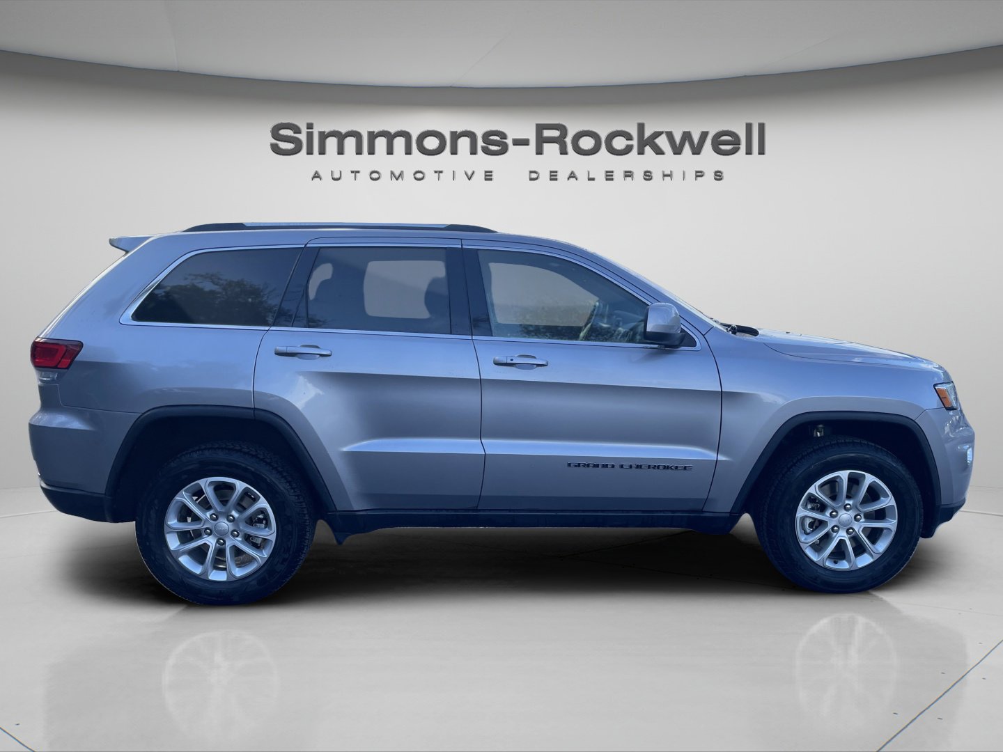 Used 2021 Jeep Grand Cherokee Laredo image 4