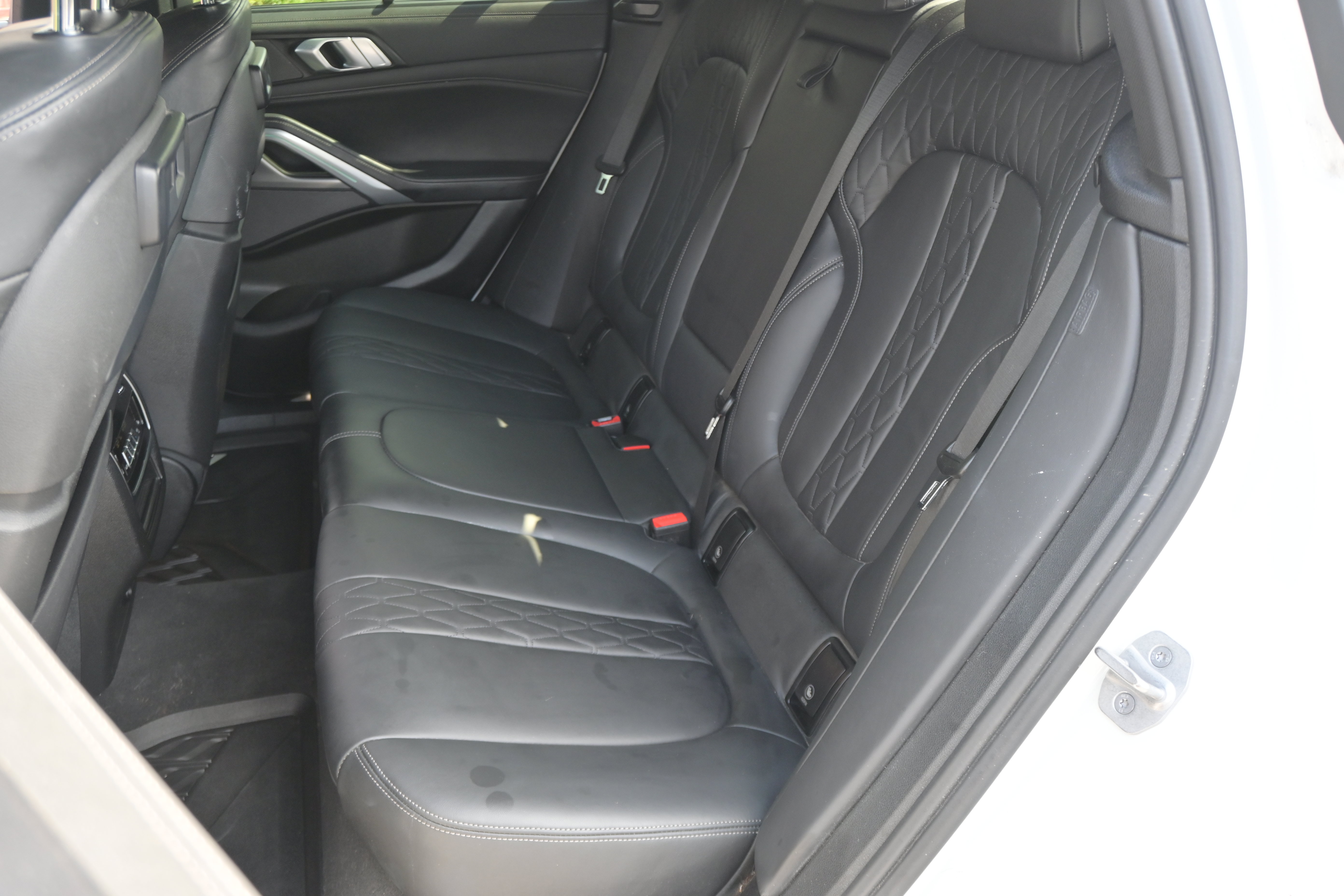 Used 2021 BMW X6 xDrive40i w/ Executive Package AWD/4WD image 31