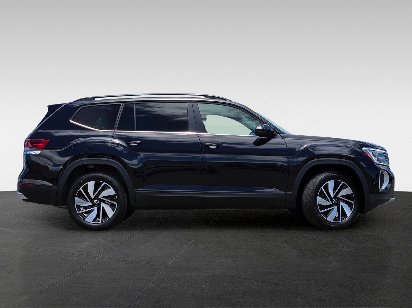 New 2026 Volkswagen Atlas SE FWD image 3