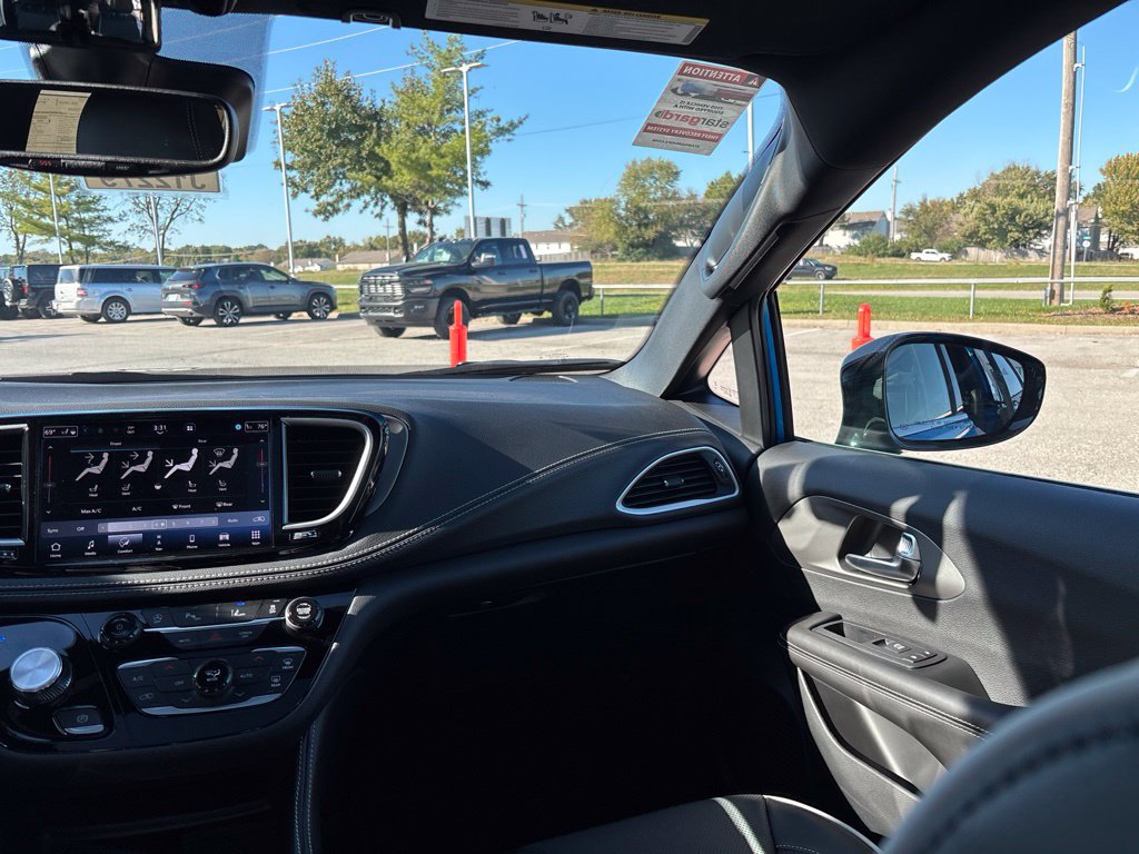 New 2027 Chrysler Pacifica Limited FWD image 25