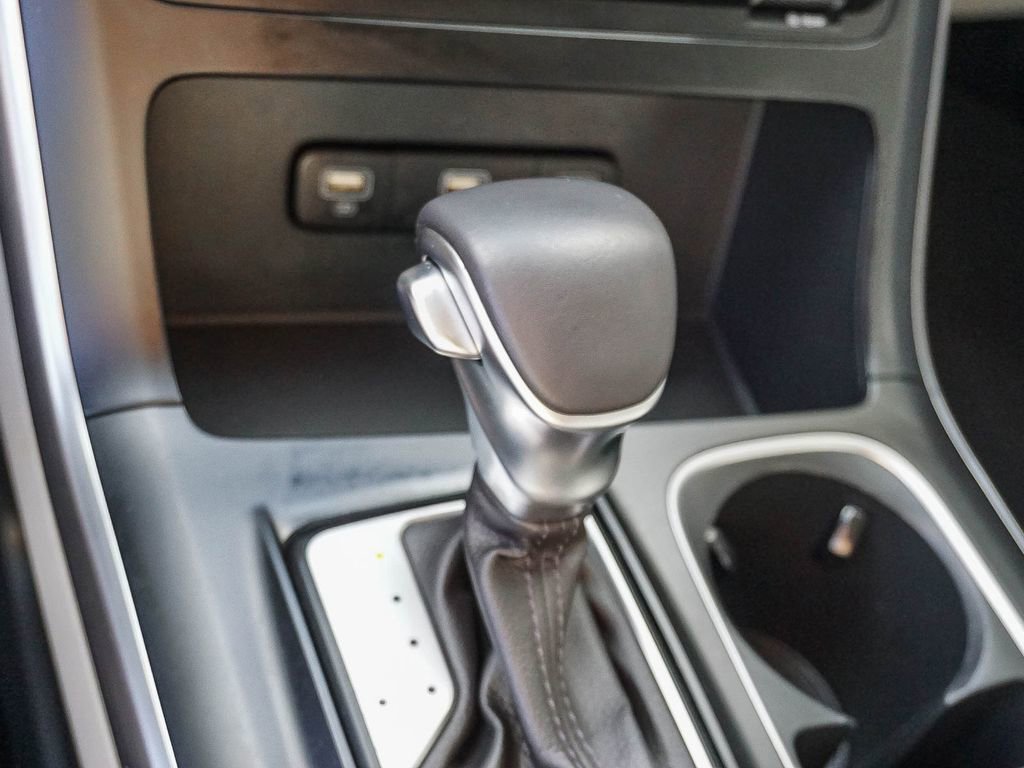 Used 2024 Kia Carnival LX FWD image 23