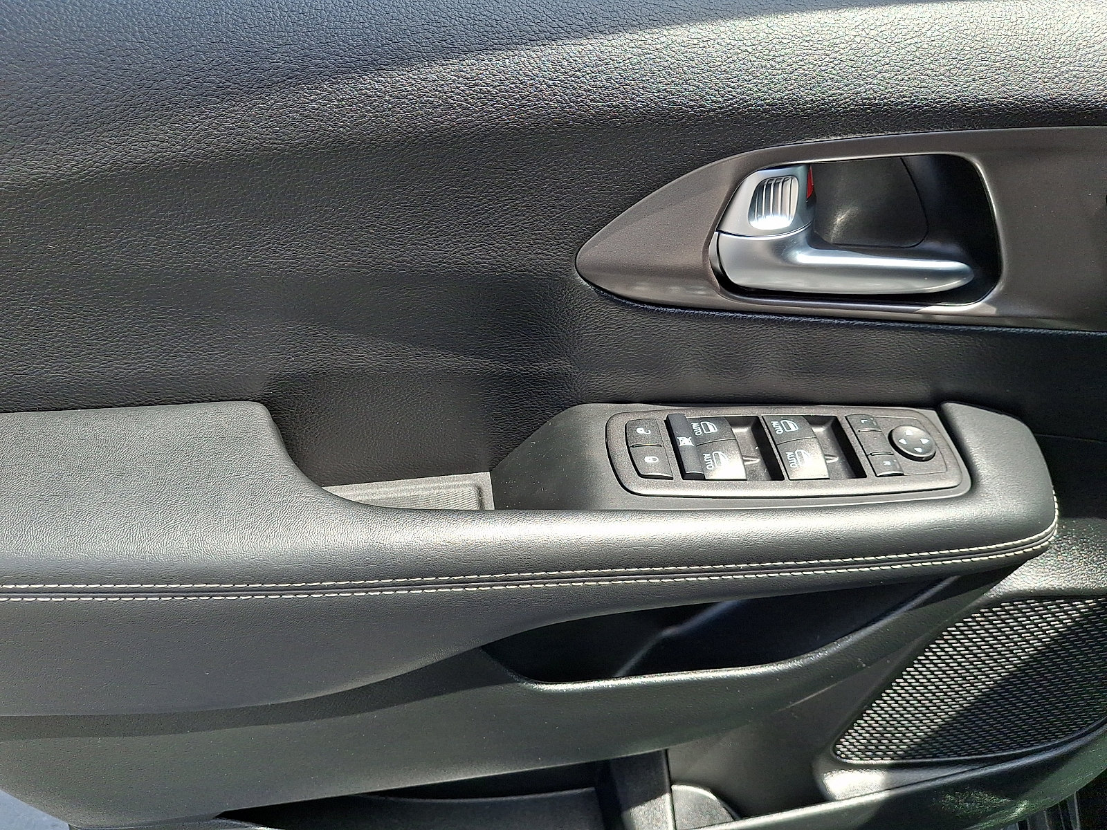 Used 2025 Chrysler Pacifica Select FWD image 8