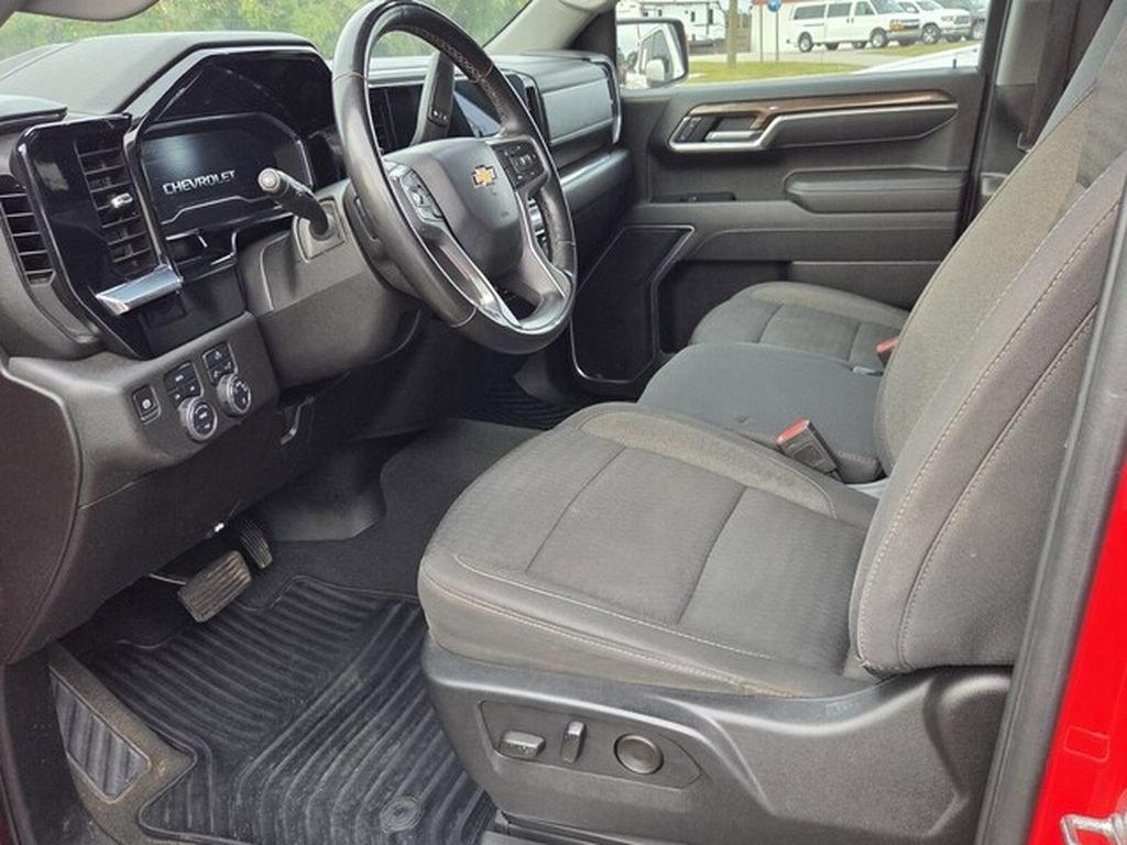 Used 2025 Chevrolet Silverado 1500 LT AWD/4WD image 9
