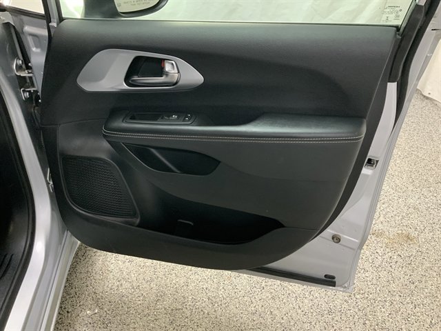 Used 2023 Chrysler Pacifica Touring image 20