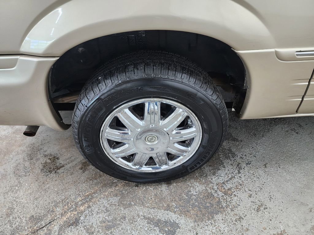 Used 2006 Chrysler Town & Country Limited w/ Trailer Tow Prep Group FWD image 35