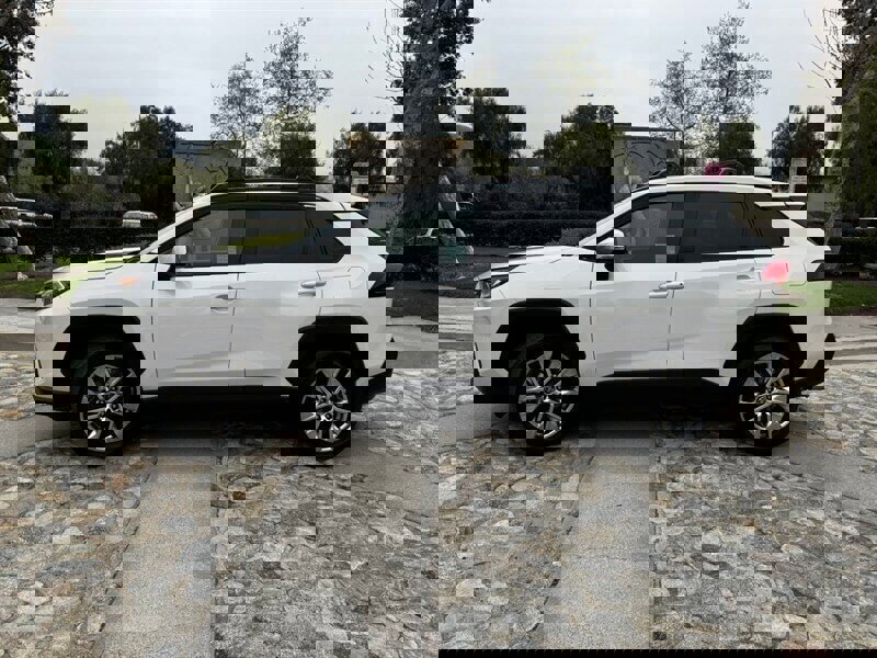 Used 2021 Toyota RAV4 XLE Premium image 2