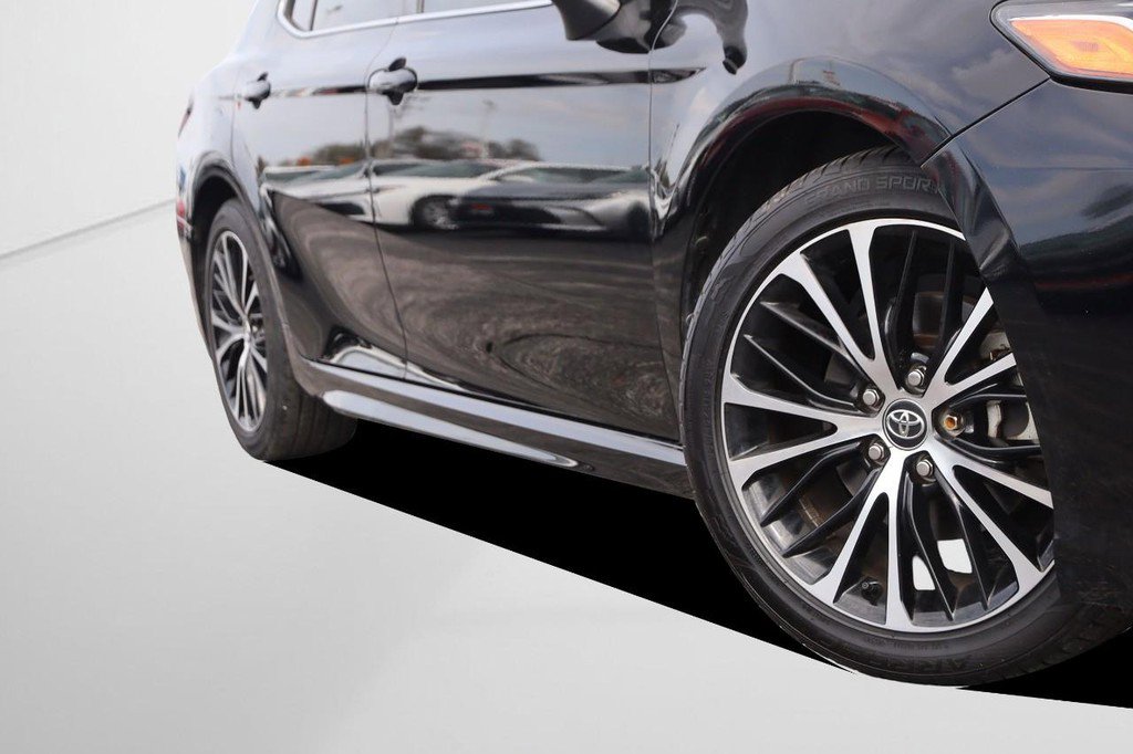 Used 2020 Toyota Camry SE image 3