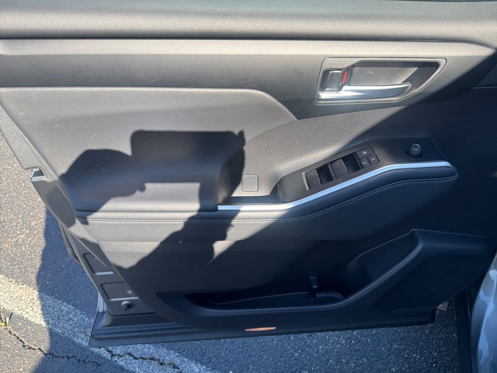 Used 2026 Toyota Highlander XLE image 23