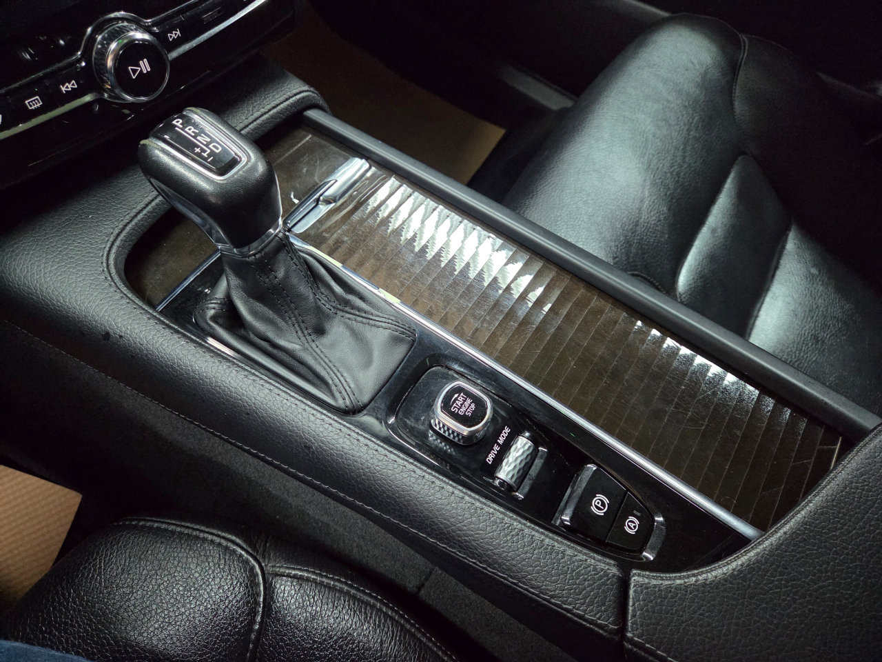 Used 2018 Volvo XC90 T6 Momentum w/ Convenience Package image 28