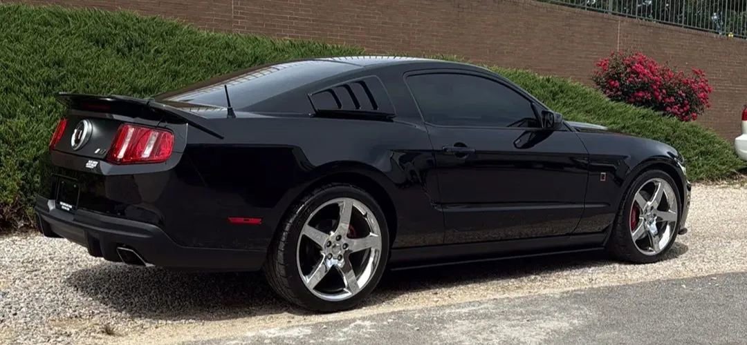 Used 2012 Ford Mustang GT Premium w/ HID Headlamps & Security Pkg RWD image 9