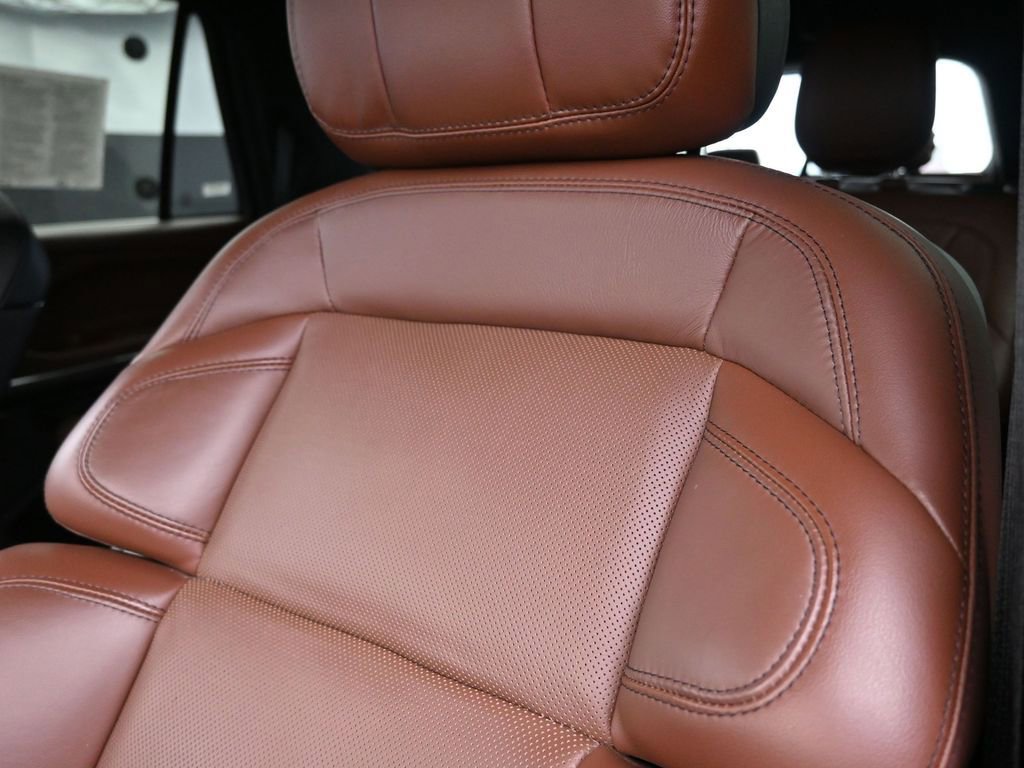 Used 2025 Lincoln Navigator Reserve image 21