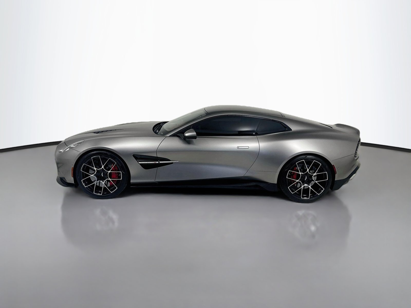 Used 2025 Aston Martin Vanquish RWD image 4