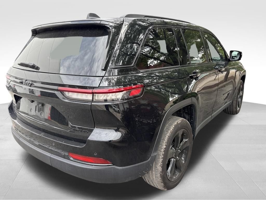 Used 2025 Jeep Grand Cherokee Limited w/ Black Appearance Package AWD/4WD image 3