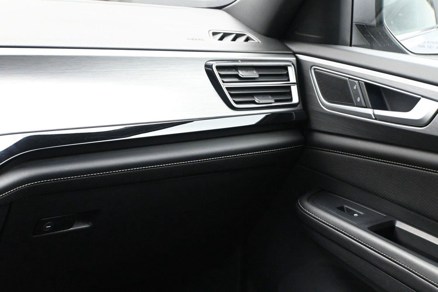 Certified 2024 Volkswagen Atlas Cross Sport SE w/ Panoramic Sunroof Package AWD/4WD image 14