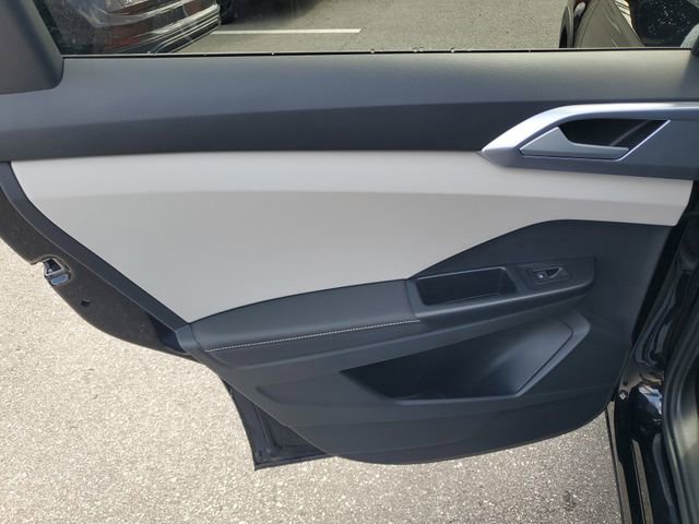 Used 2025 Volkswagen Taos SE w/ Panoramic Sunroof Package image 9