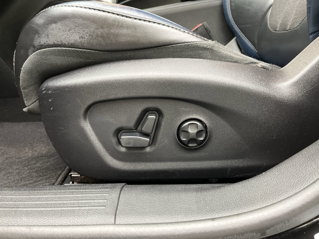 Used 2015 Chrysler 200 S FWD image 9