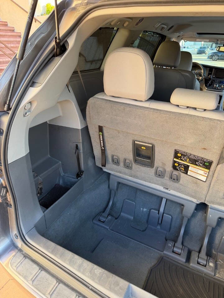 Used 2020 Toyota Sienna XLE w/ XLE Navigation Package image 26