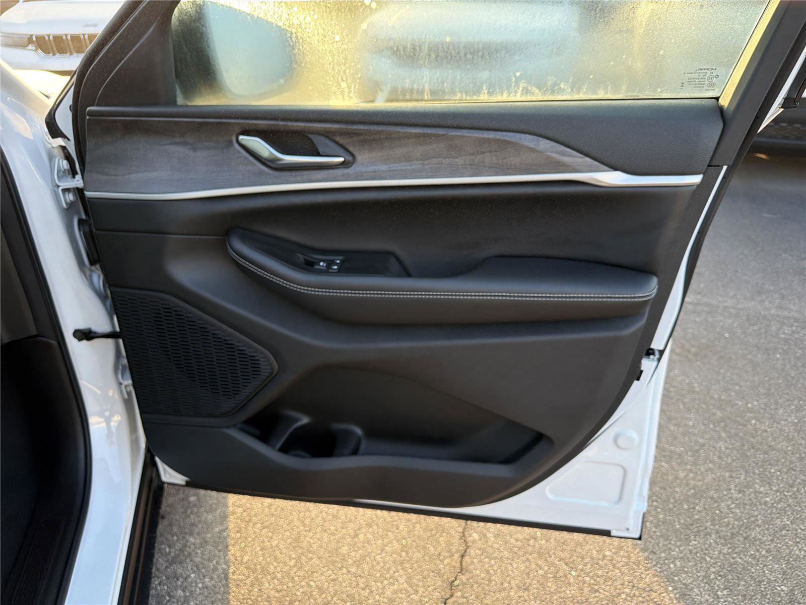 New 2025 Jeep Grand Cherokee Limited w/ Black Appearance Package image 15