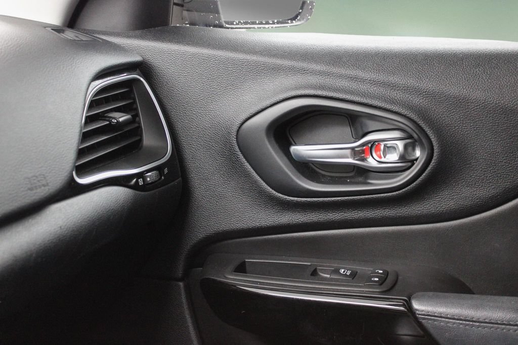 Used 2020 Jeep Cherokee Latitude Plus FWD image 37