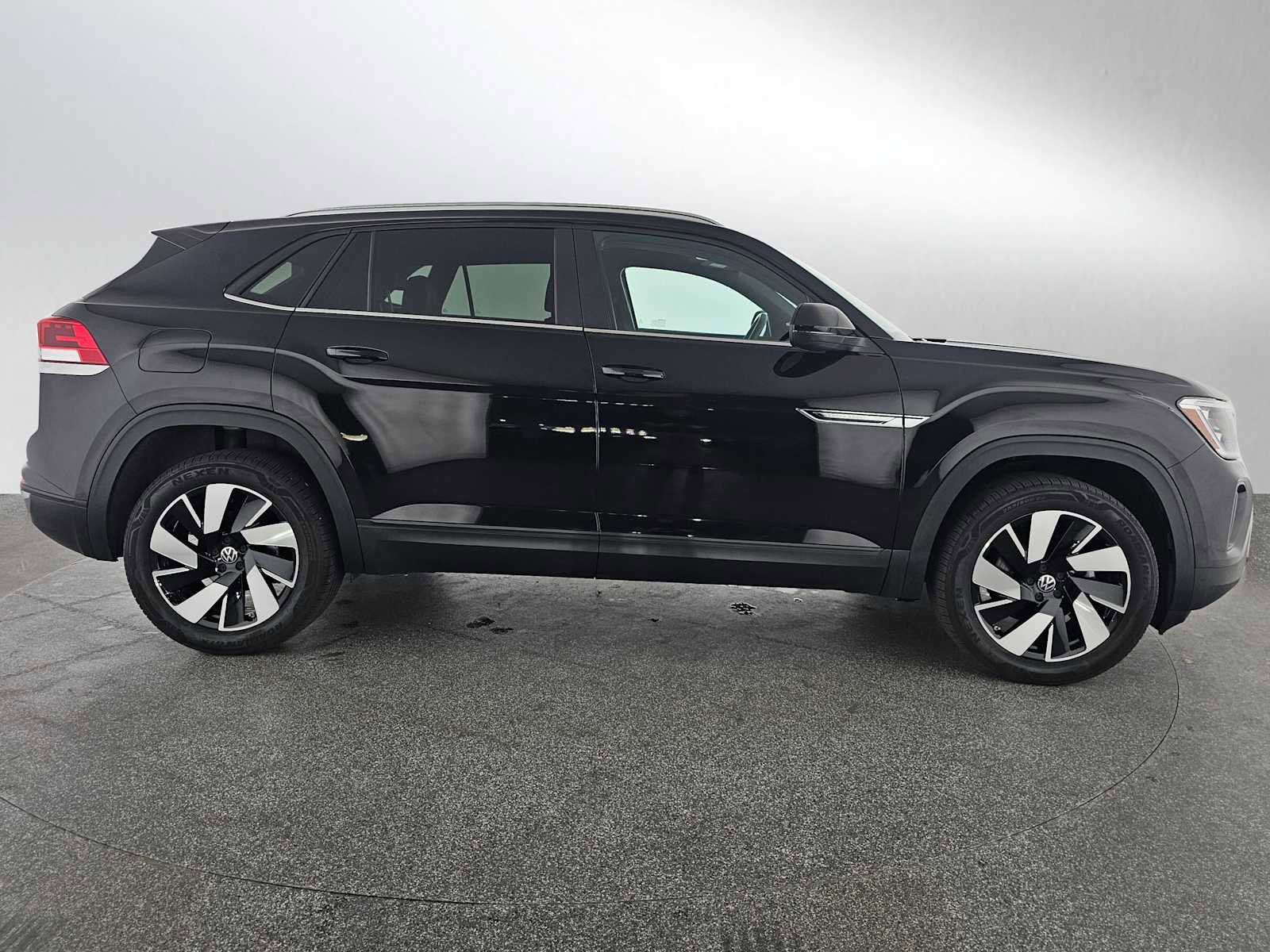 Used 2025 Volkswagen Atlas Cross Sport SE image 2