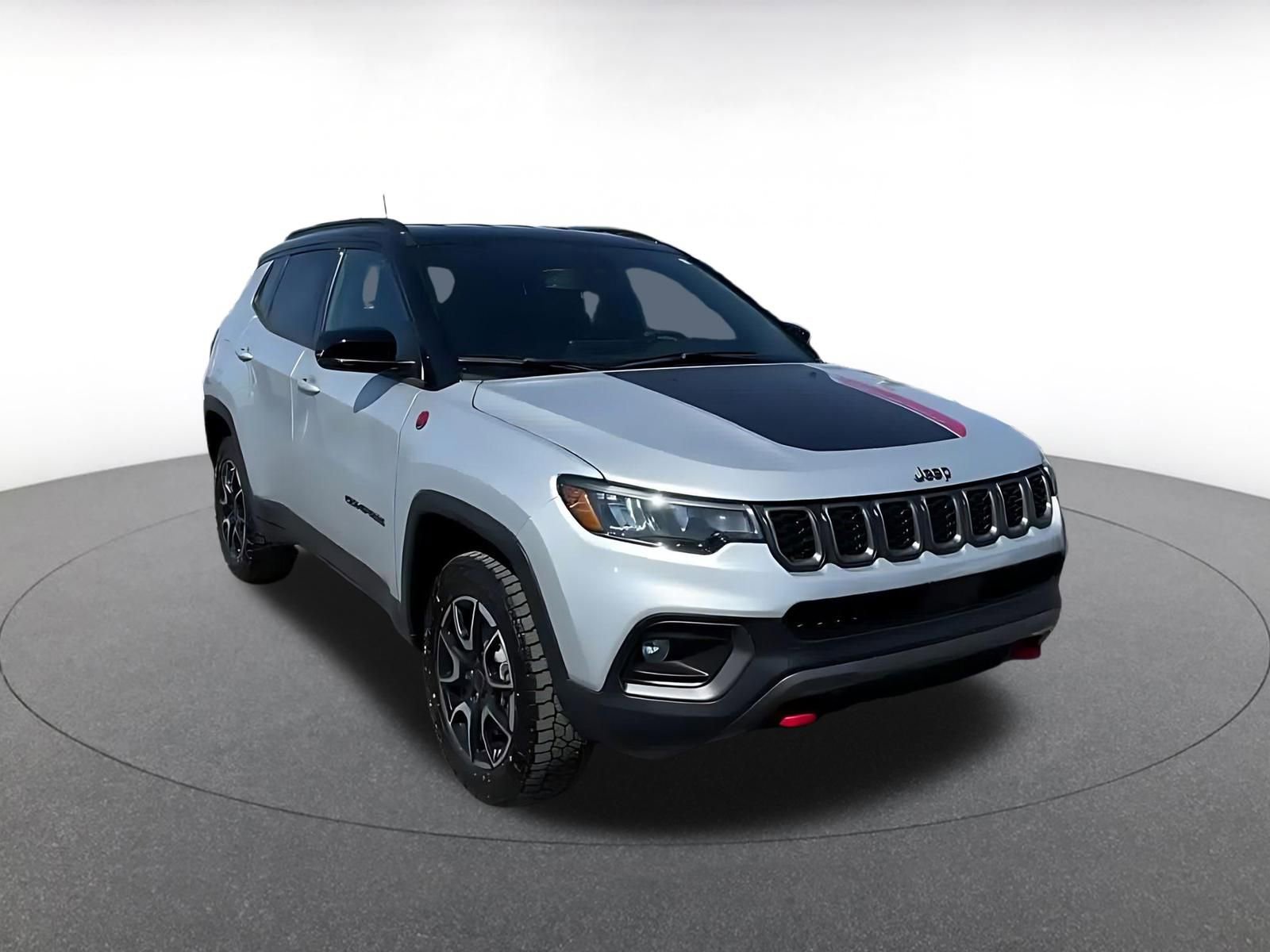 Used 2025 Jeep Compass Trailhawk AWD/4WD image 3