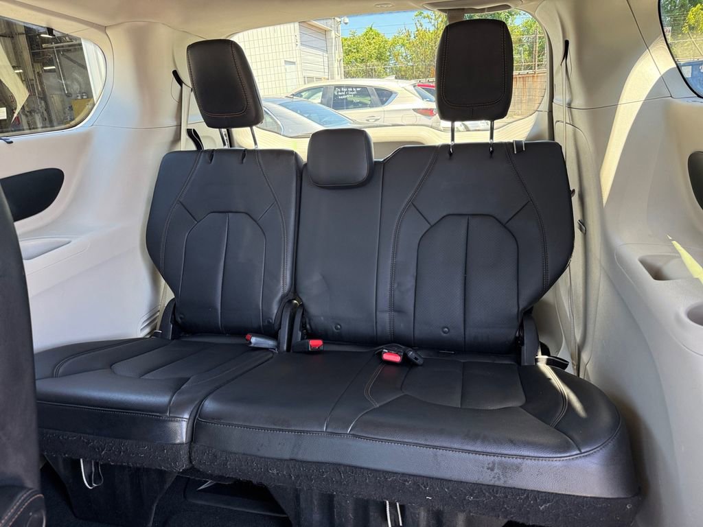 Used 2020 Chrysler Pacifica Touring-L FWD image 26