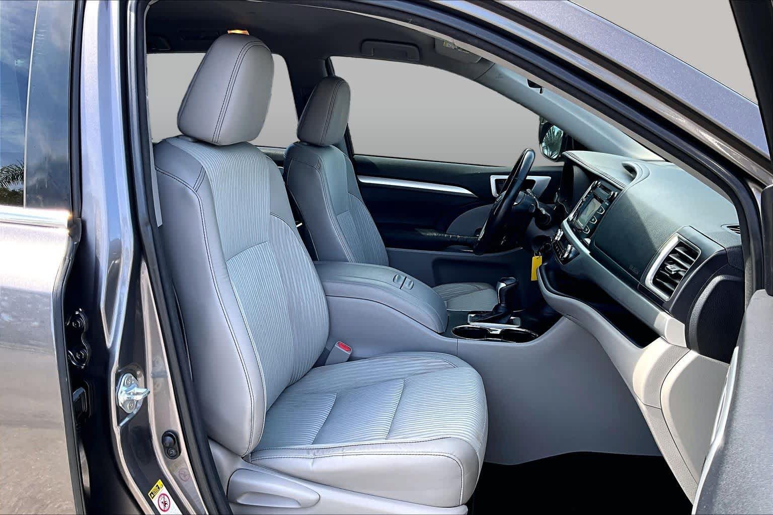 Used 2015 Toyota Highlander Plus FWD image 8