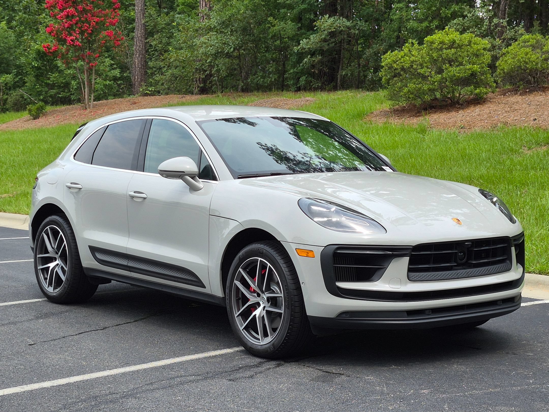 Certified 2022 Porsche Macan S AWD/4WD image 31