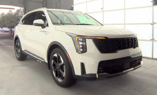 Used 2025 Kia Sorento EX AWD/4WD image 2