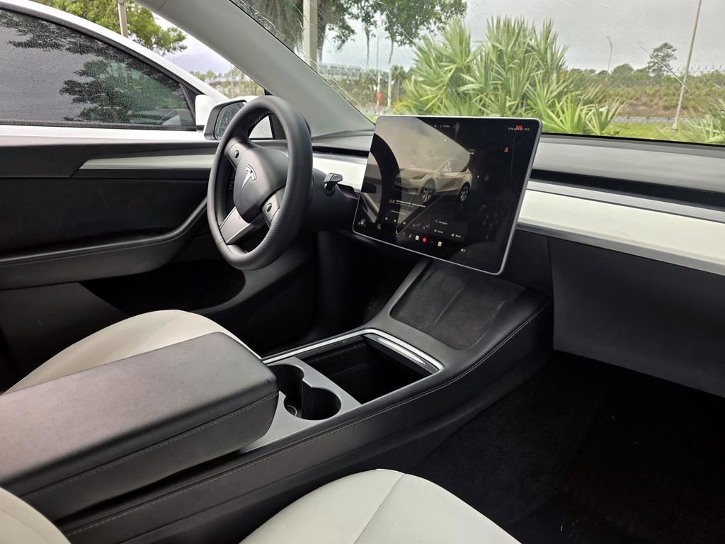 Used 2022 Tesla Model Y Long Range image 36