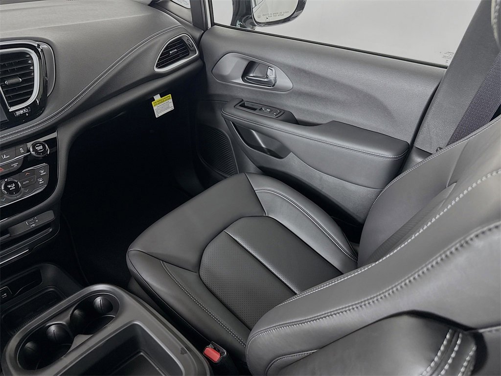 New 2026 Chrysler Pacifica Select image 24