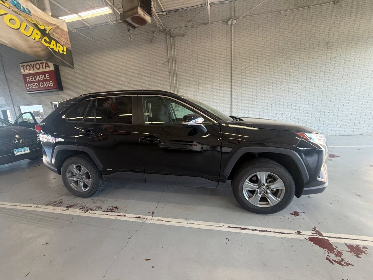 Used 2025 Toyota RAV4 XLE AWD/4WD image 3