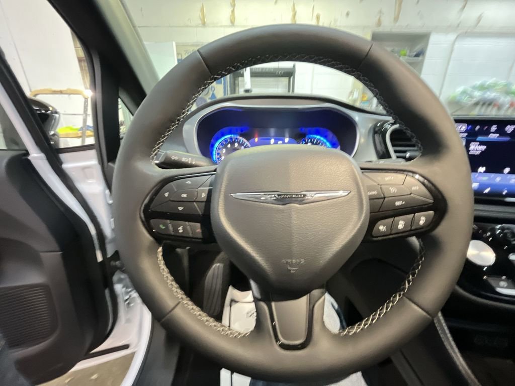 Used 2025 Chrysler Pacifica Limited image 14