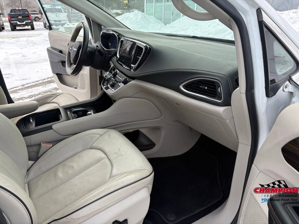 Used 2021 Chrysler Pacifica Limited image 25